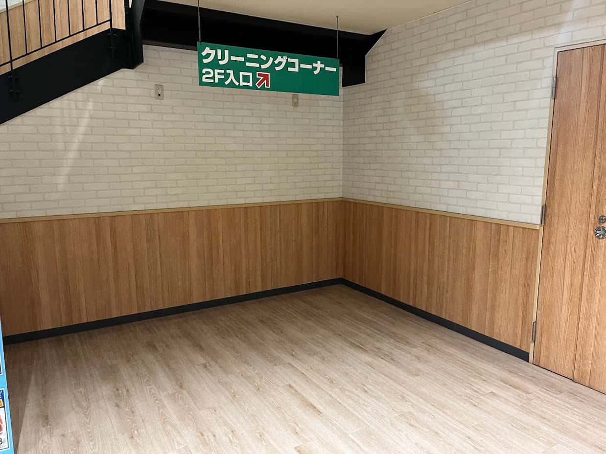 プロモーションに最適な地下駐車場入り口横スペース