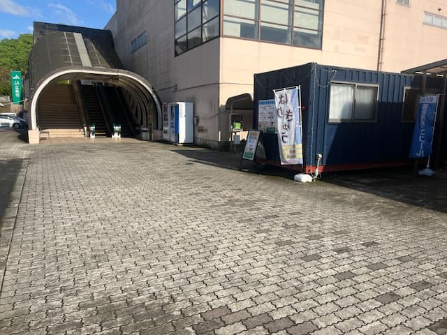 キッチンカーに利用可能な正面入り口駐車場スペース